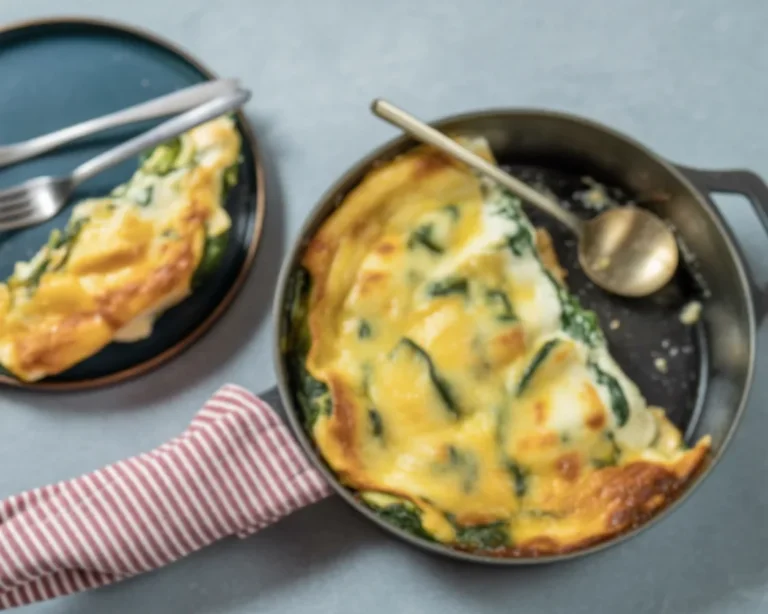 Plat de lasagne épinard ricotta avec couches de pâtes, épinards et béchamel.