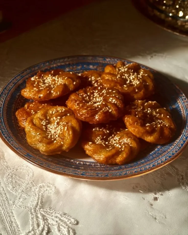 Chebbakia, pâtisserie marocaine au miel et sésame, servie lors des célébrations.