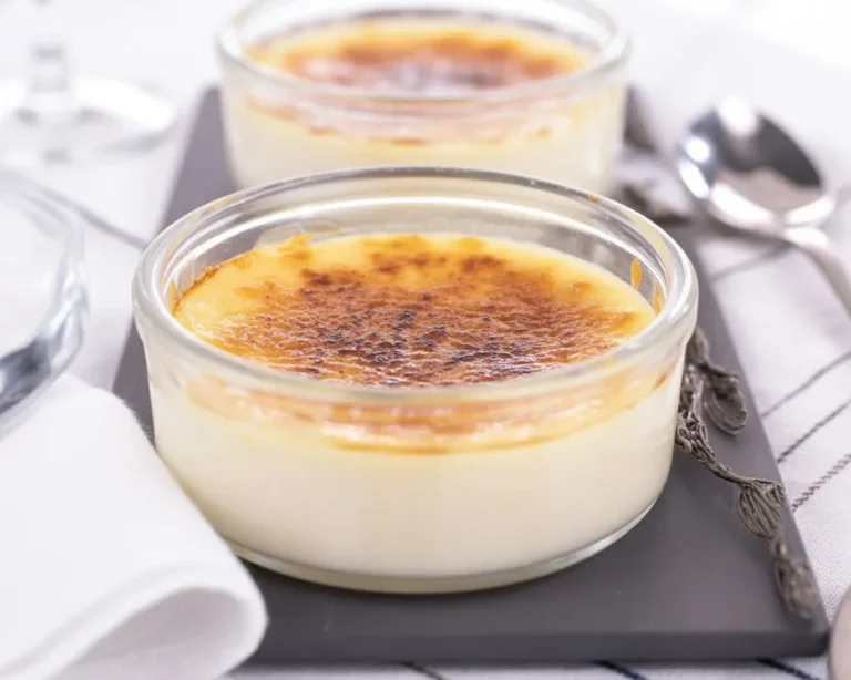 Un dessert classique de crème brûlée avec une couche de sucre caramélisé sur le dessus.