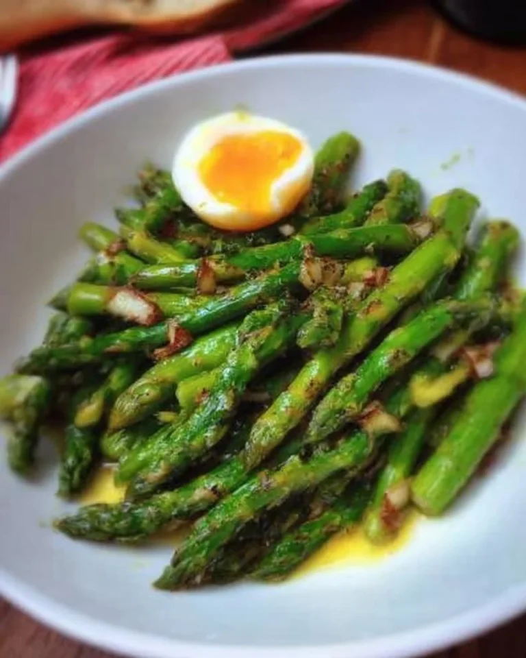 Fricassée d'asperges servie avec une garniture fraîche et savoureuse