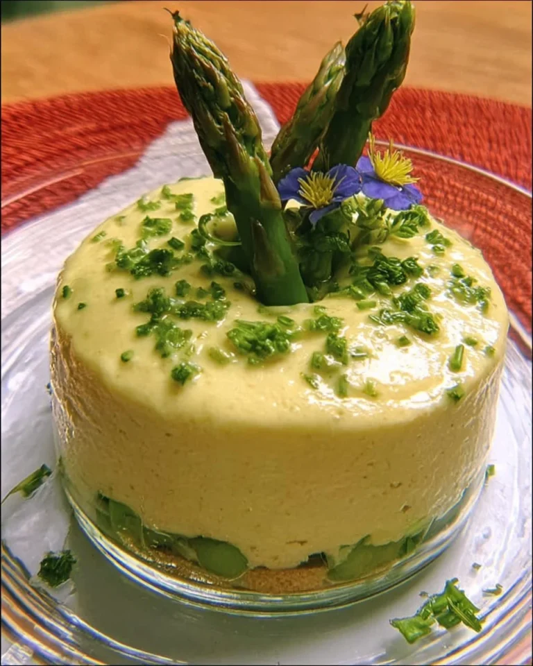 Mousse d'asperges crémeuse et délicieuse servie en entrée.