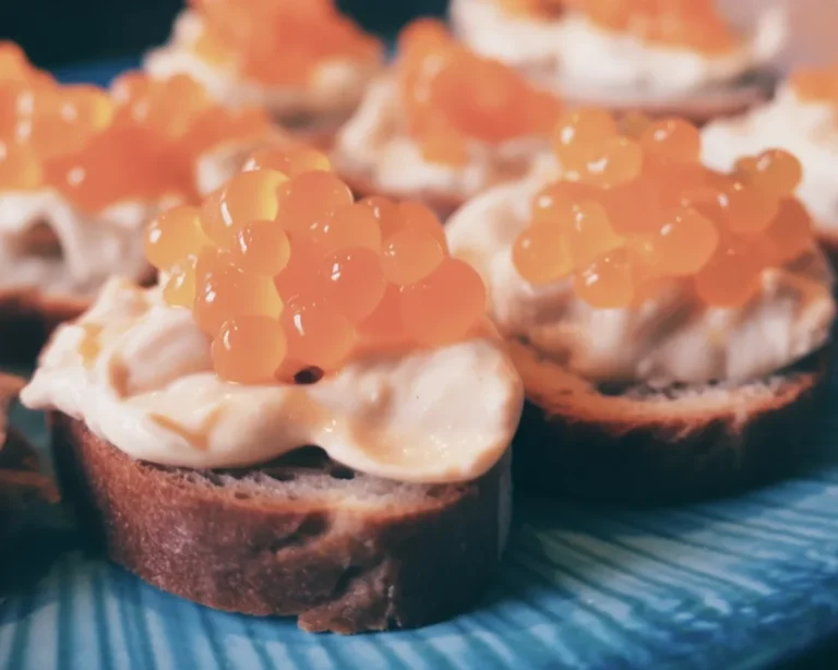 Rillettes de thon et de saumon à tartiner, délicieuses pour des apéritifs réussis.