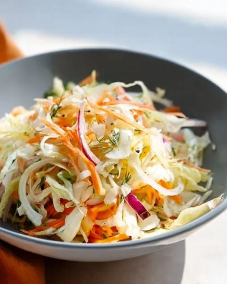 Salade de fenouil, pomme et carotte dans un bol coloré