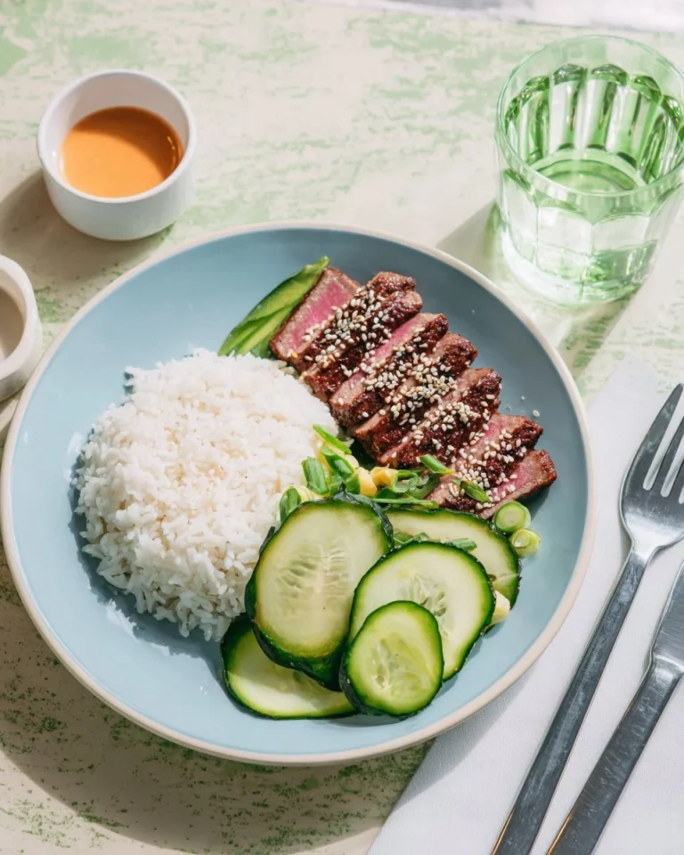 Recette de boeuf sésame avec concombre mariné pour un plat savoureux.