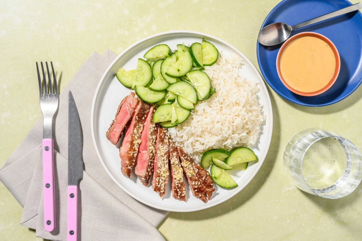 Boeuf sésame et concombre mariné