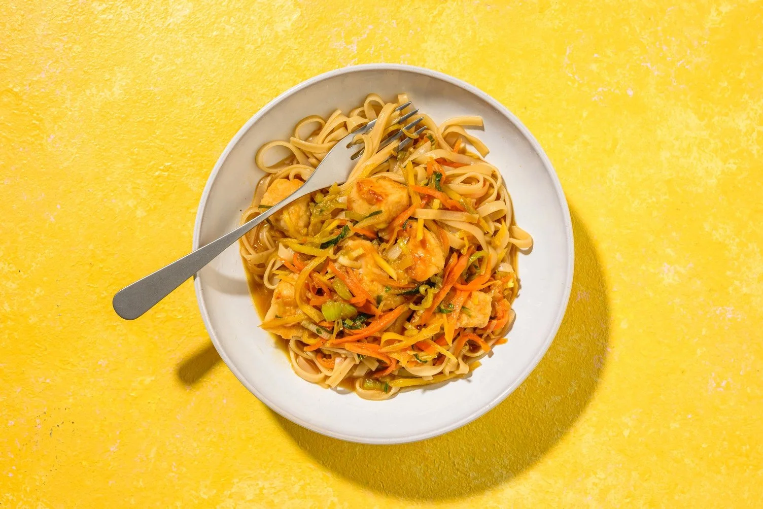 Nouilles de riz, dinde et légumes sautés avec sauce miel-gingembre et citronnelle