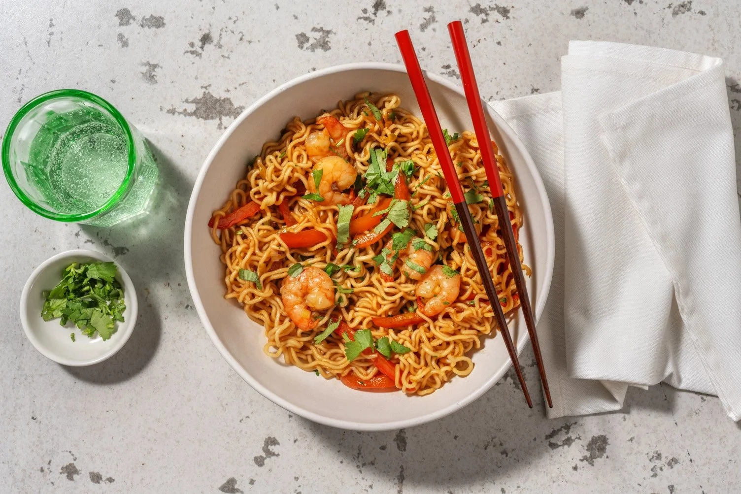 Nouilles sautées aux crevettes et légumes