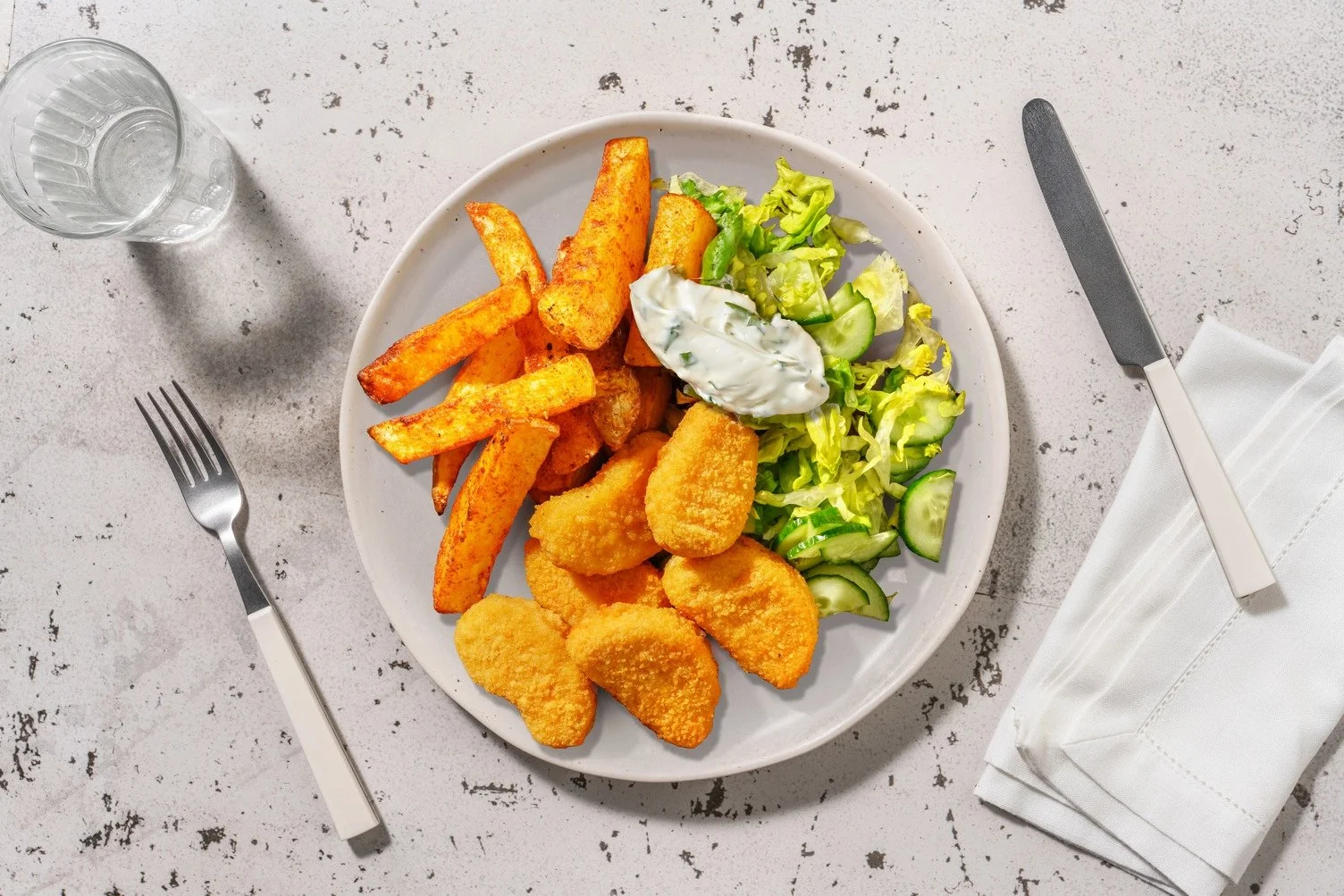 Nuggets de légumes avec mayo à l'aneth et frites au paprika