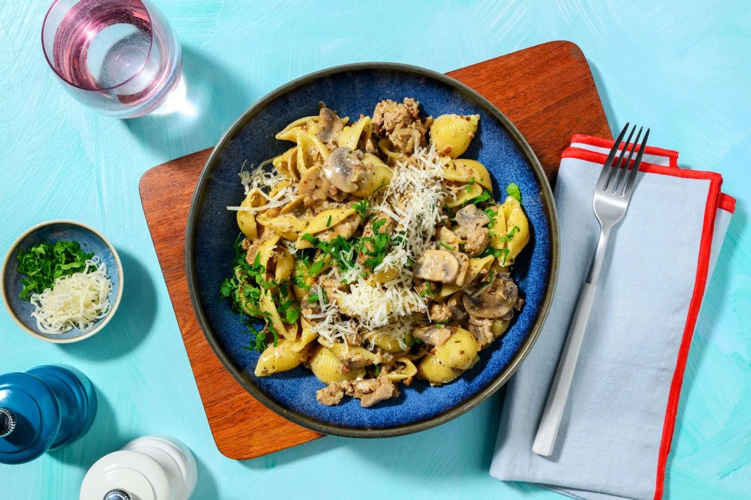 Pâtes à la saucisse et aux champignons en pot