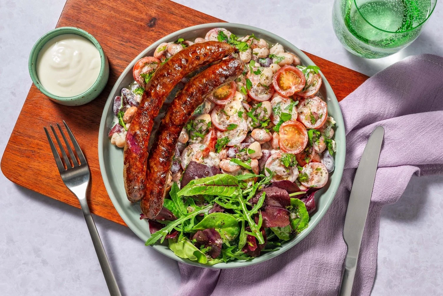 Salade de haricots et merguez à la tomate cerise avec labneh