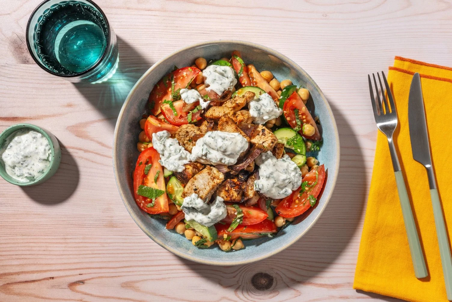 Salade de poulet et de pois chiches de réinitialisation zen avec labneh aux herbes et zaatar