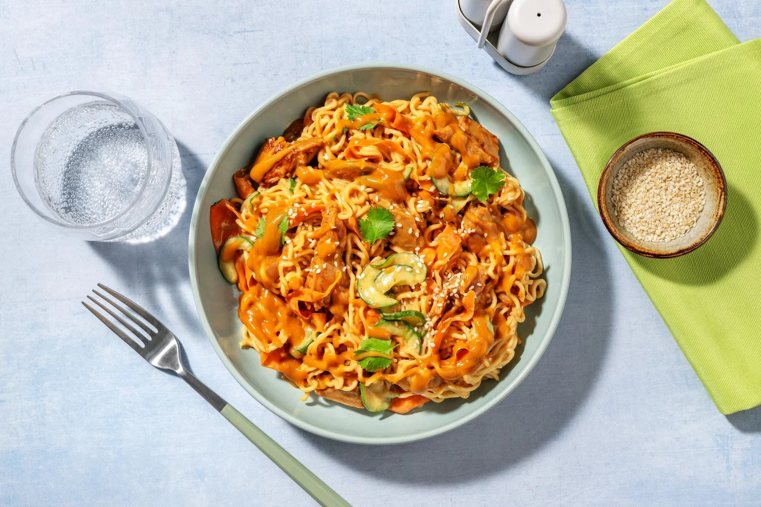 Salade de poulet style veggie avec vinaigrette aux cacahuètes et nouilles