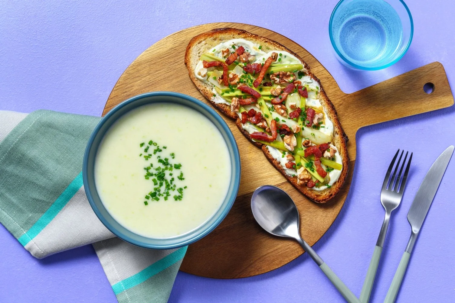 Soupe gourmet aux poireaux et bacon avec tartines