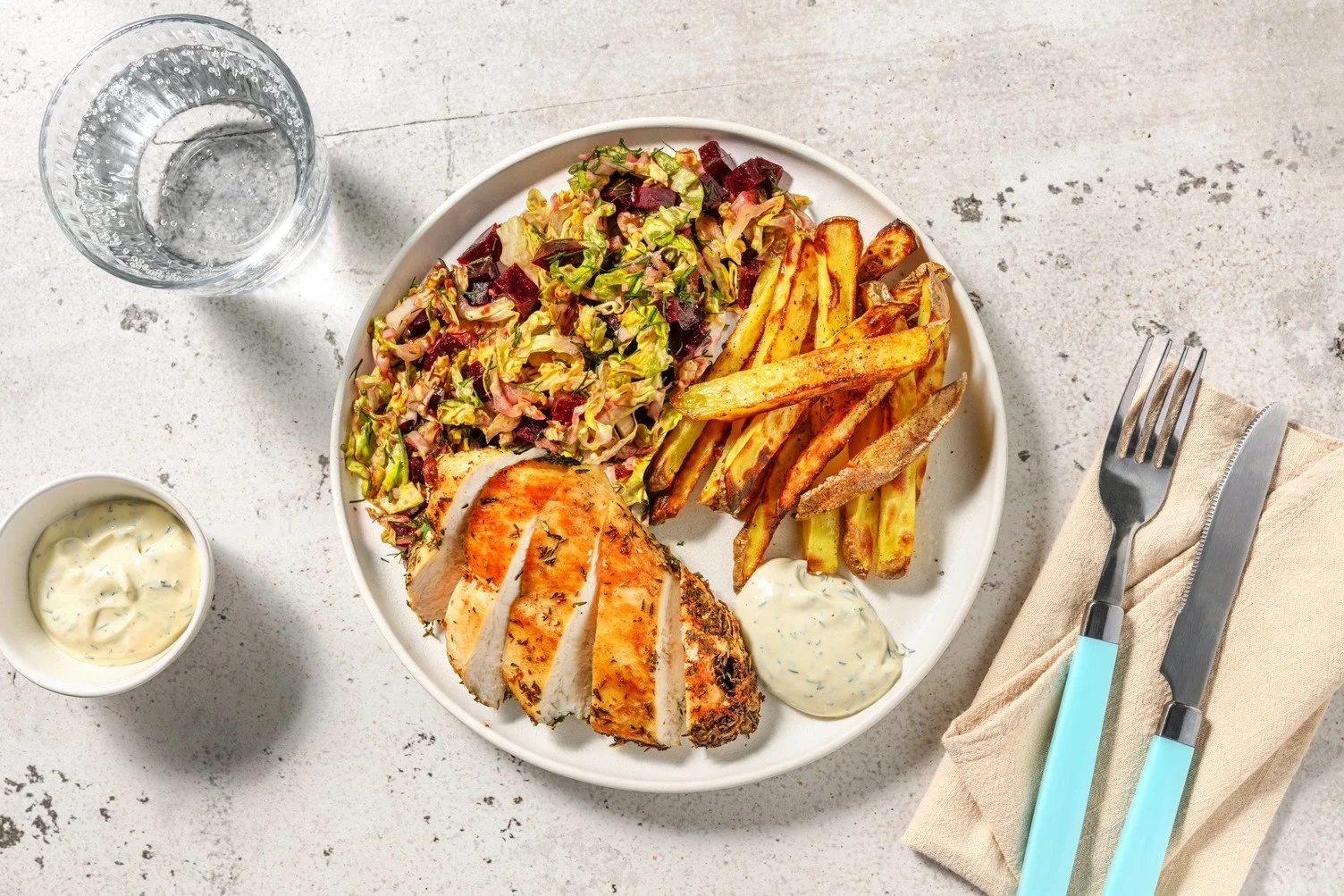 Steak de boeuf doré avec salade de betterave et frites