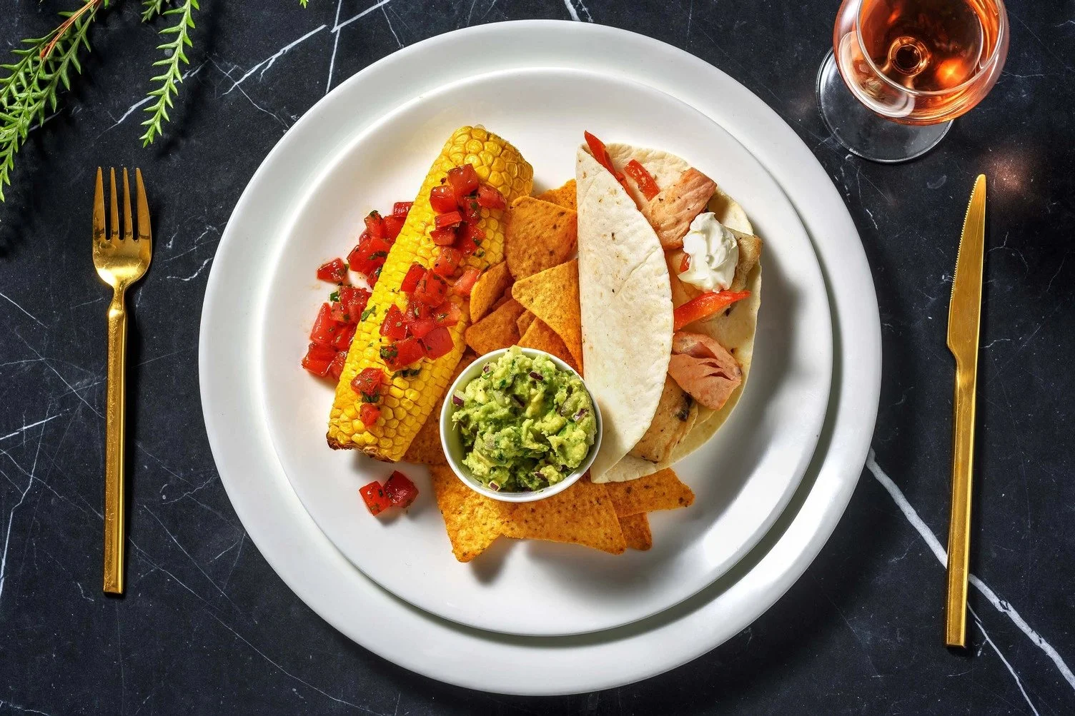 Tacos de Poisson et Guacamole Maison avec Maïs Grillé et Salsa