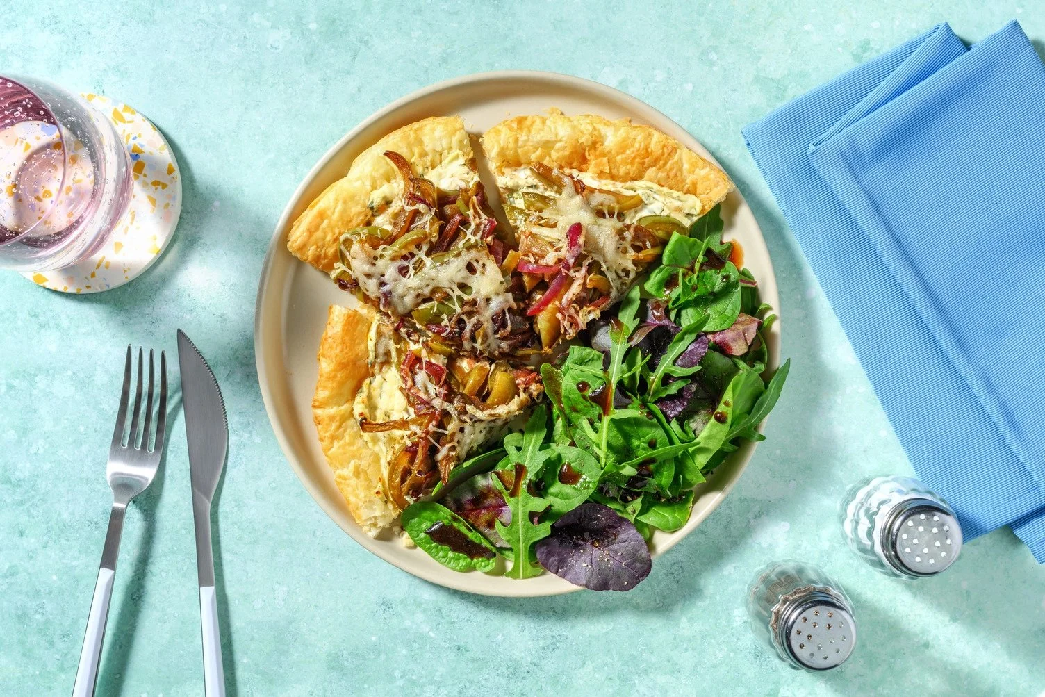 Tarte gratinée fine aux poivrons et oignons