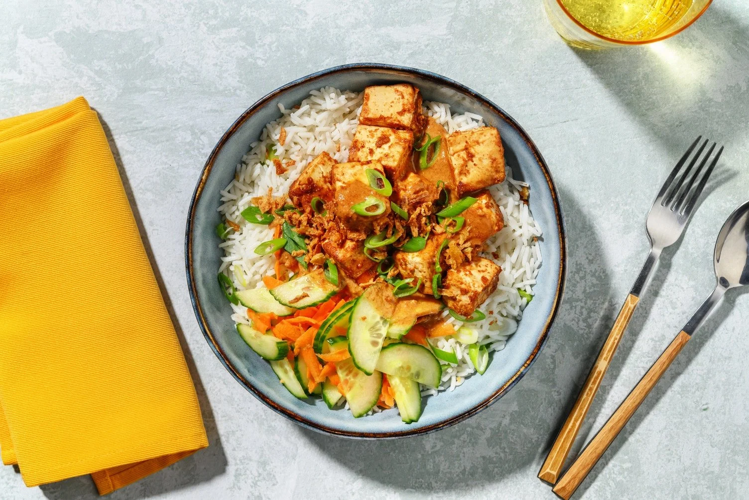 Tofu Satay Style avec Carottes et Oignons Frits