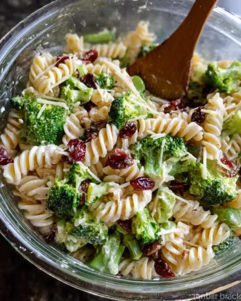 Salade de pâtes au brocoli fraîche et colorée, prête à être dégustée.