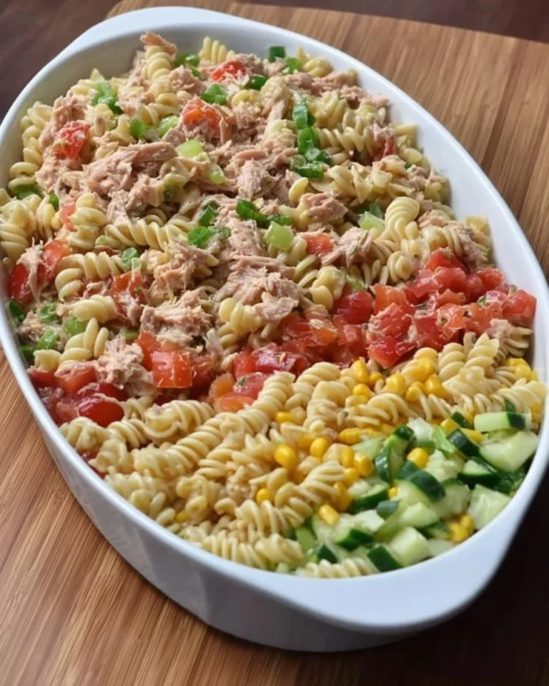 Salade de pâtes froide garnie de légumes colorés et d'herbes fraîches